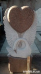Скульптура гранитная лебедь с сердцем