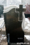 Черный гранитный памятник с крестом